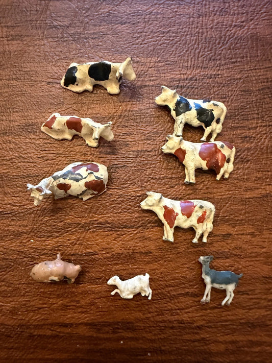 9 Loose Cows - 3 sitting, 3 standing, 3 calves - HO Scale - Fair condition