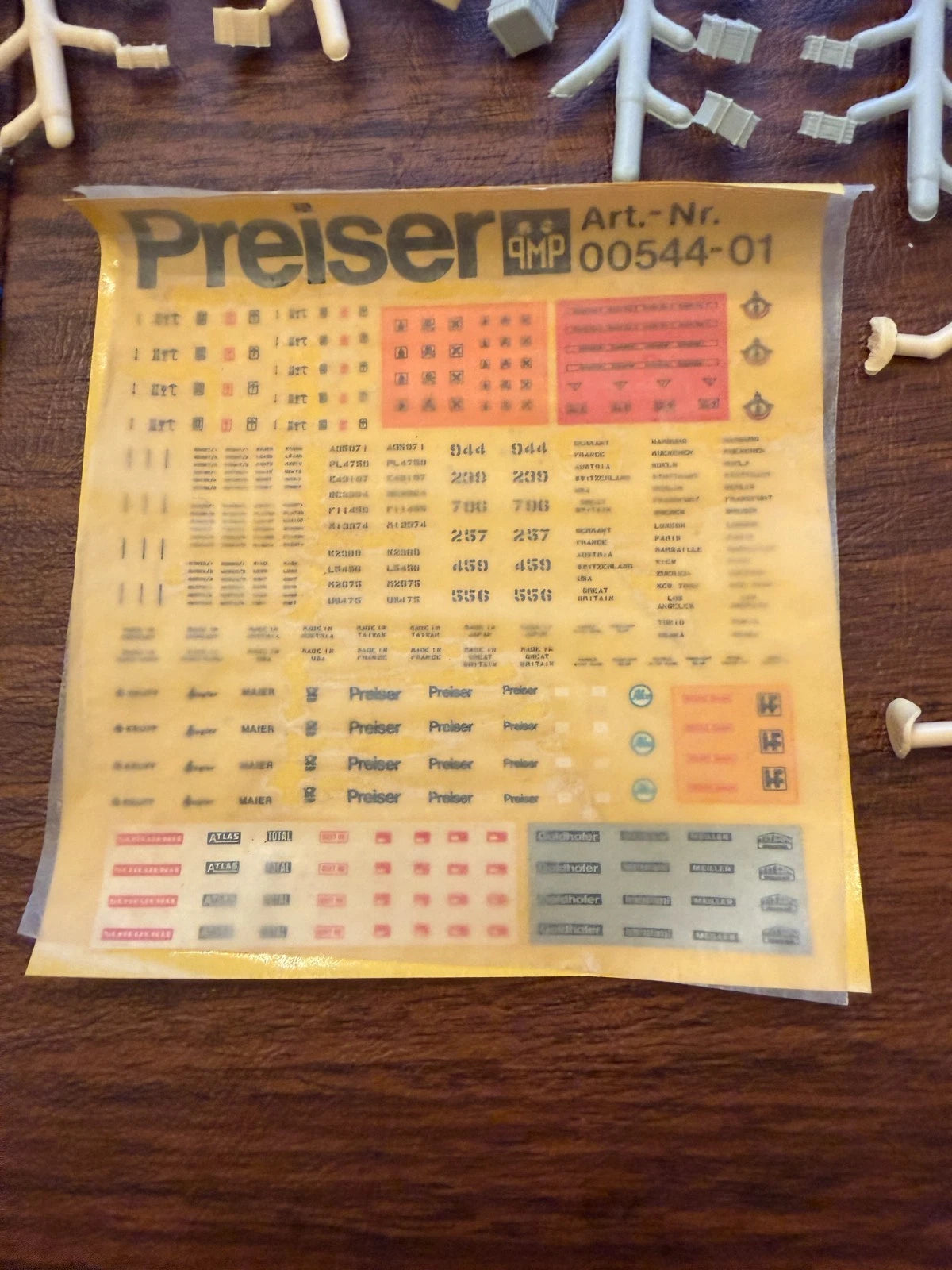 Preiser 17100 HO Scale Train Accessory Kit - 90 Unpainted Miniatures